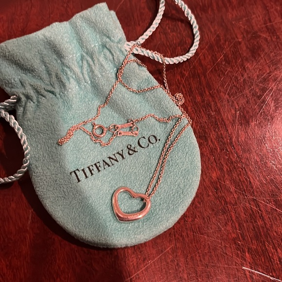 Tiffany & Co. Perretti open heart silver 16 in. Necklace & dust bag - Picture 3 of 4